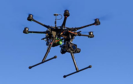 Drone hexacoptère <em>DJI S800 EVO</em> en vol à Laval