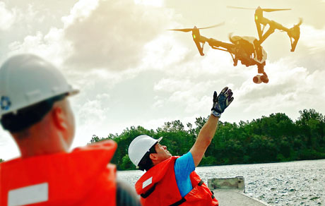 Inspection des berges de l'Île des Sœurs avec drone <em>DJI Inspire 1</em> à partir d'une embarcation sur le fleuve Saint-Laurent à Montréal