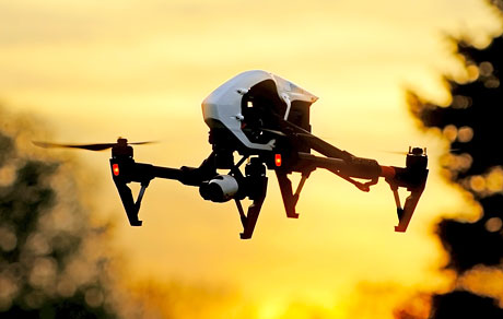 Drone quadricoptère <em>DJI Inspire 1</em> en vol au couché du soleil à Laval