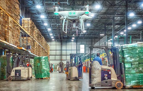 Tournage avec drone <em>DJI Phantom 4 Pro</em> dans l'entrepôt <em>Dollarama</em> de ville Mont-Royal à Montréal