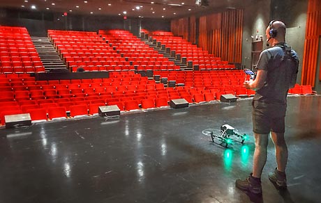 Tournage intérieur avec drone <em>DJI Inspire 1</em> dans la salle de spectacle du CÉGEP André-Laurendeau à Lasalle