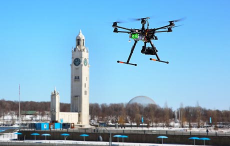 Drone hexacoptère <em>DJI S800 EVO</em> en vol au Quai de l'Horloge du Vieux-Port de Montréal